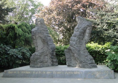 sculpture sur pierre d'Eugène Dodeigne