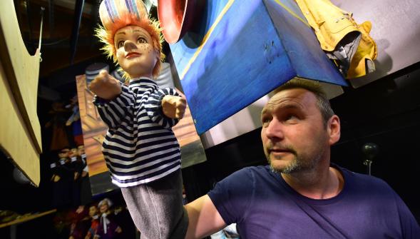 Marionnettistes - DE LA TRINGLE À LA GAINE…