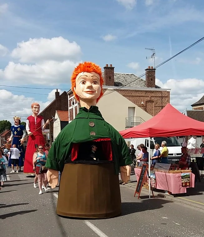 geant-a-iwuy le défilé au pays de la chaise